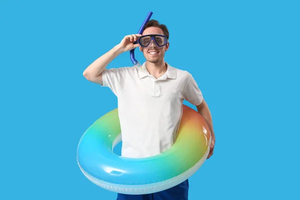 Jovem Máscara Snorkeling Com Anel Inflável Fundo Azul — Fotografia de Stock
