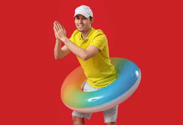Junger Mann Mit Aufblasbarem Ring Auf Rotem Hintergrund — Stockfoto