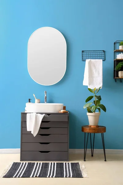 Interior Kamar Mandi Dengan Wastafel Meja Ganti Cermin Dan Tanaman — Stok Foto