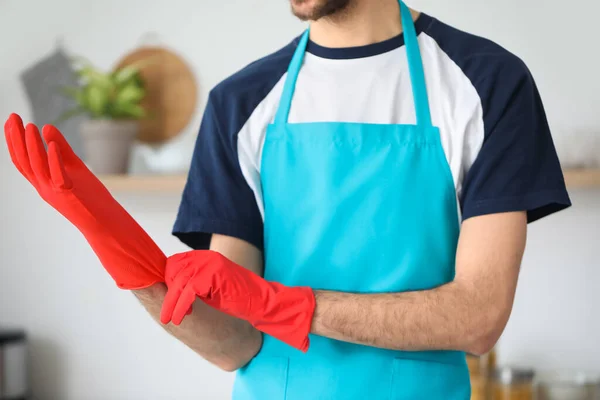 Młody Człowiek Wprowadzenie Gumowe Rękawiczki Kuchni Zbliżenie — Zdjęcie stockowe