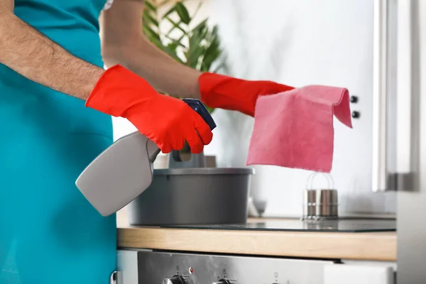 Young Man Cleaning Electric Stove Kitchen Closeup — Stock Photo, Image