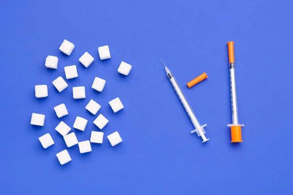Cubos Azúcar Con Jeringas Para Inyección Insulina Sobre Fondo Azul — Foto de Stock