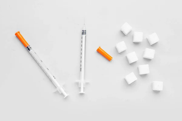 Cubos Azúcar Con Jeringas Para Inyección Insulina Sobre Fondo Blanco —  Fotos de Stock