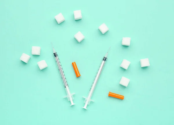 Cubos Açúcar Com Seringas Para Injecção Insulina Sobre Fundo Verde — Fotografia de Stock