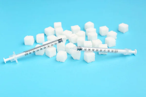 Suikerklontjes Met Injectiespuiten Voor Insuline Blauwe Achtergrond — Stockfoto