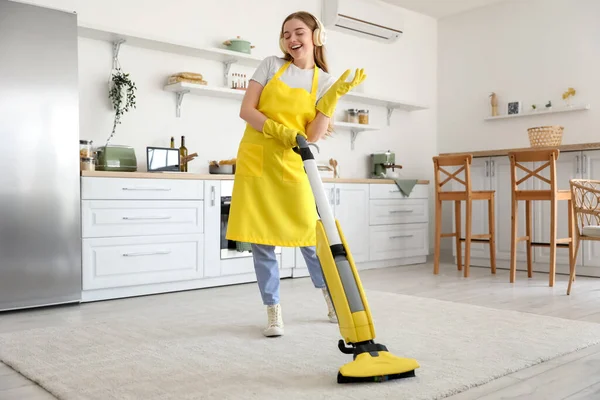 Young Woman Headphones Hoovering Carpet Kitchen — Stock Photo, Image