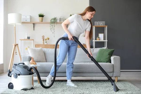 Young Woman Vacuuming Carpet Home — Stock Photo, Image