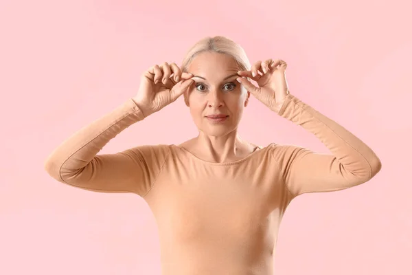 Volwassen Vrouw Doen Gezicht Gebouw Oefening Roze Achtergrond — Stockfoto