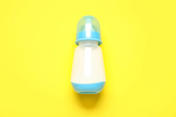 Fles Met Melk Voor Baby Gele Achtergrond — Stockfoto