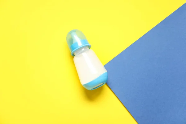 Fles Met Melk Voor Baby Kleur Achtergrond — Stockfoto
