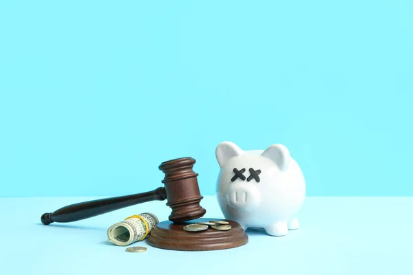 青い背景に裁判官のギャルとお金を持つ貯金箱 破産概念 — ストック写真