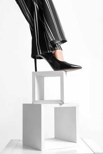 Picior Feminin Tocuri Negre Picioare Stand Fundal Alb — Fotografie, imagine de stoc