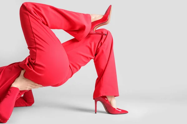 Женские Ноги Красных Каблуках Сером Фоне — стоковое фото