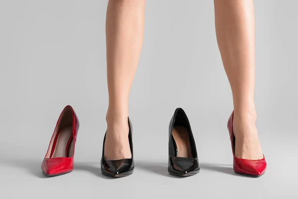 Patas Femeninas Zapatos Elegantes Sobre Fondo Gris — Foto de Stock