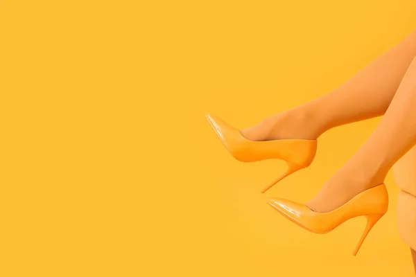 Female Legs High Heels Sofa Yellow Background — Stock Photo, Image