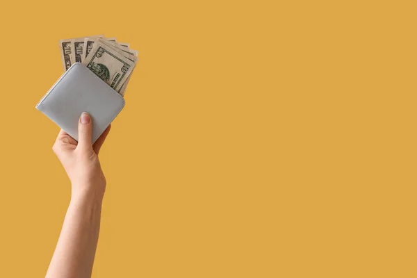 Mulher Com Carteira Dinheiro Fundo Amarelo — Fotografia de Stock