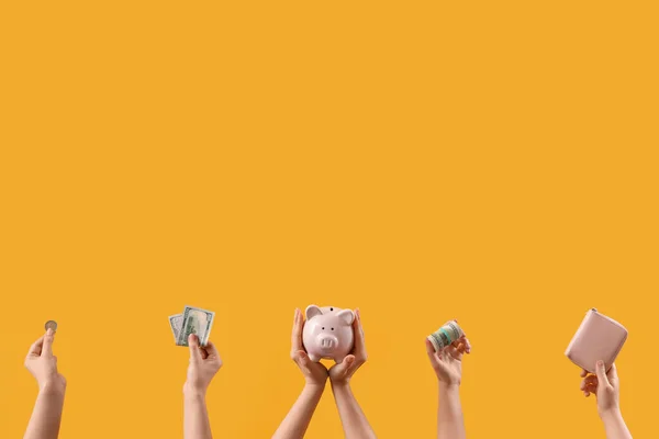 Mujeres Con Dinero Alcancía Billetera Sobre Fondo Amarillo — Foto de Stock