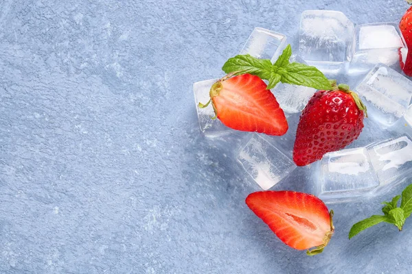 新鲜草莓 蓝底上有冰块 — 图库照片