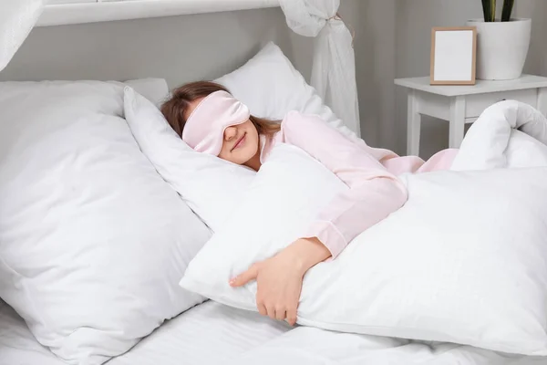 Güzel Genç Bir Kadının Yumuşak Yatakta Uyuduğu Bir Sabah — Stok fotoğraf
