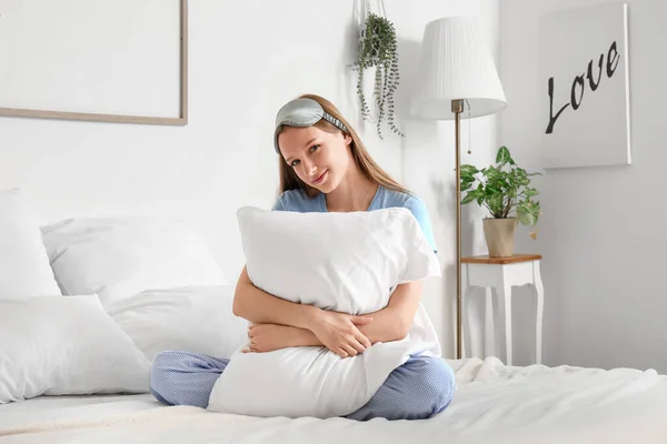 Hübsche Junge Frau Mit Weichem Kissen Sitzt Auf Dem Bett — Stockfoto