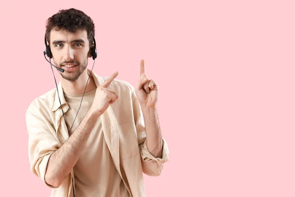 Male Technical Support Agent Pointing Something Pink Background — Stock Photo, Image