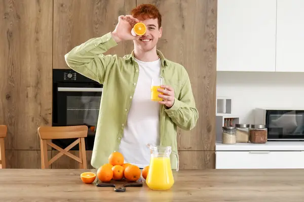 Mutfakta Bir Bardak Portakal Suyu Olan Genç Bir Adam — Stok fotoğraf