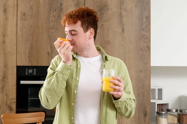 Junger Mann Mit Glas Orangensaft Küche — Stockfoto