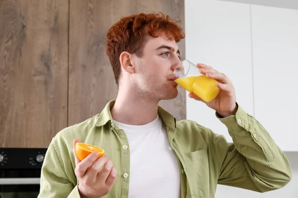 Junger Mann Trinkt Orangensaft Küche — Stockfoto