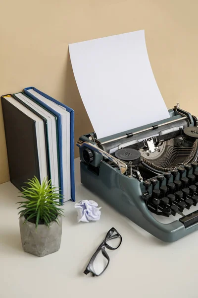 Máquina Escrever Vintage Com Livros Plantas Sala Óculos Mesa Perto — Fotografia de Stock