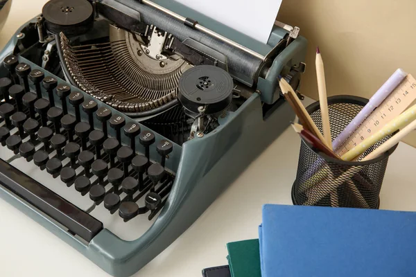Máquina Escrever Vintage Com Suporte Lápis Livros Mesa Perto Parede — Fotografia de Stock