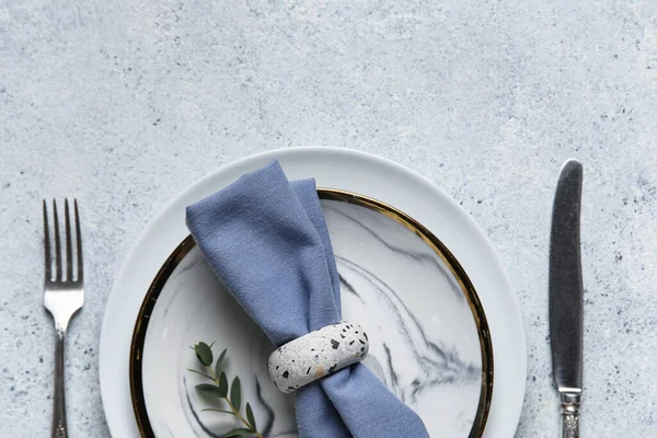Plates Folded Napkin Cutlery Grunge Grey Background — Stock Photo, Image