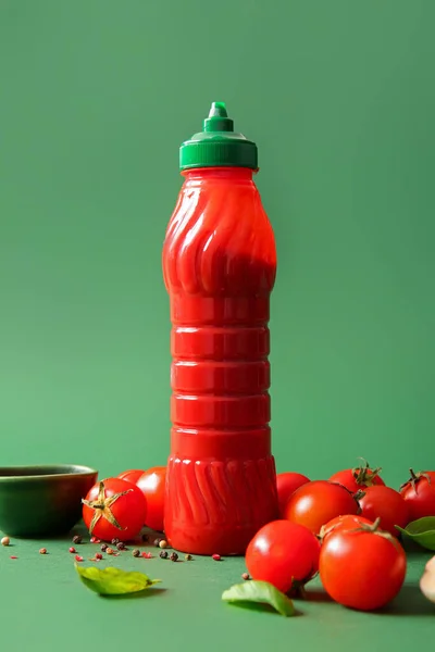 Garrafa Ketchup Tomate Com Pimenta Fundo Verde — Fotografia de Stock