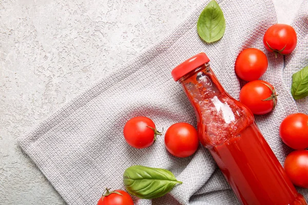 Glasflasche Ketchup Und Tomaten Auf Weißem Hintergrund — Stockfoto