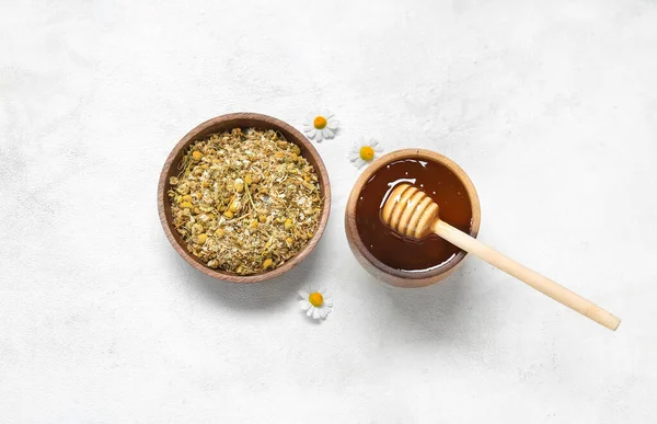 Bowls Honey Dried Chamomile Flowers Light Background — Stock Photo, Image