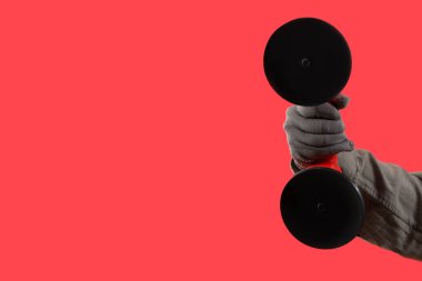 Eldivenli kadın eli kırmızı arka planda çift vakumlu vakum bardakları tutuyor.