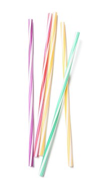 Beyaz arka planda farklı plastik pipetler