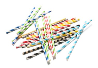 Beyaz arka planda farklı kağıt içme çubukları