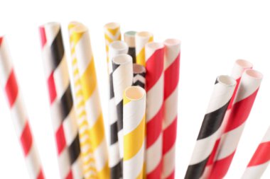 Beyaz arka planda farklı kağıt içme çubukları