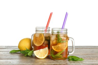 Limonlu ve nane aromalı Mason kavanozları beyaz arka planda.