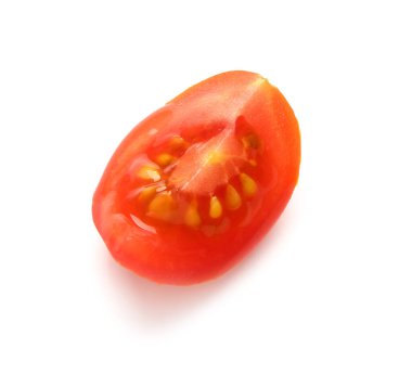 Beyaz arka planda taze vişneli domates dilimi