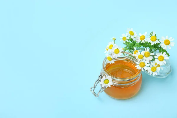 Glazen Pot Honing Verse Kamille Bloemen Kleur Achtergrond — Stockfoto