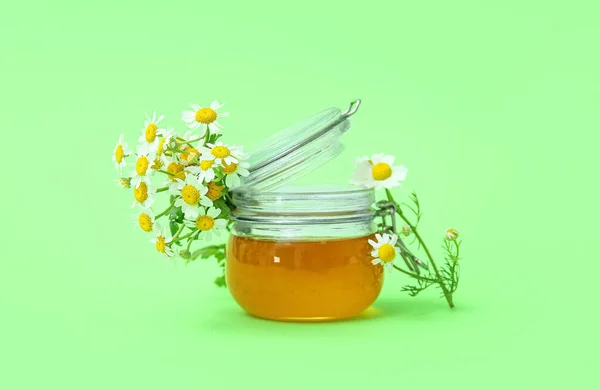Glazen Pot Honing Verse Kamillebloemen Groene Ondergrond — Stockfoto