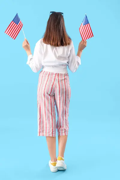 Jonge Vrouw Met Usa Vlaggen Blauwe Achtergrond Achteraanzicht — Stockfoto