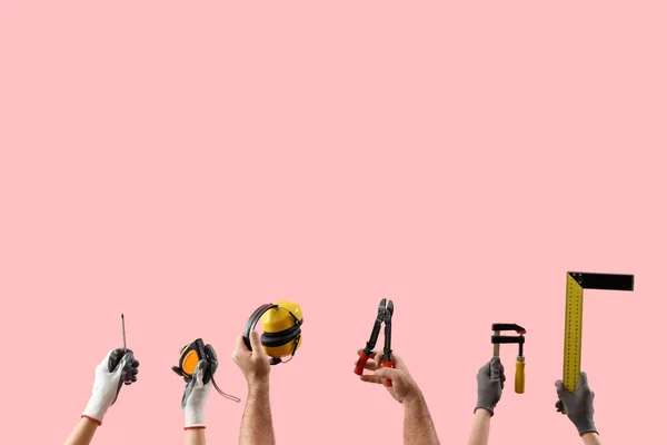 Женские Мужские Руки Держащие Различные Строительные Инструменты Розовом Фоне — стоковое фото