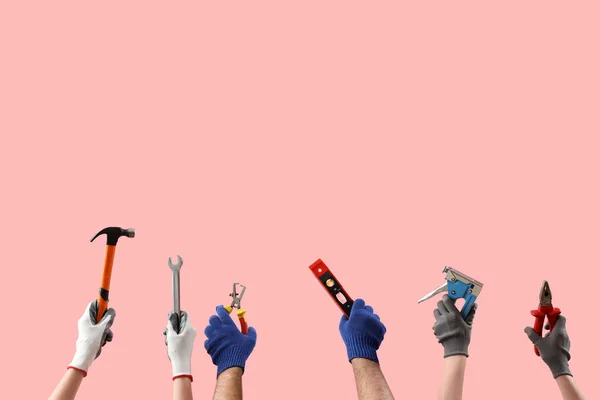 Жіночі Чоловічі Руки Тримають Різні Будівельні Інструменти Рожевому Тлі — стокове фото