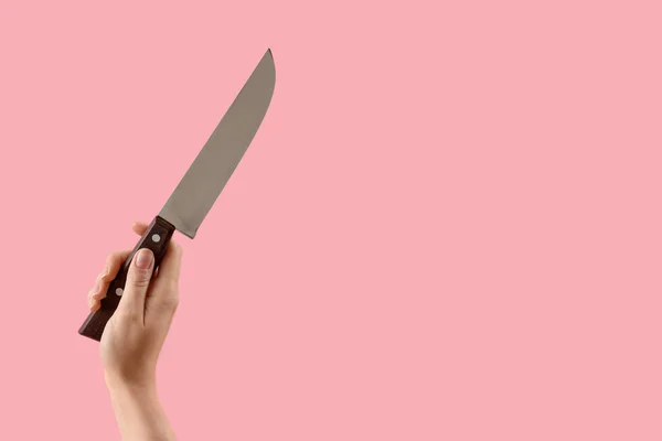 Pembe Arka Planda Elinde Bıçak Olan Bir Kadın — Stok fotoğraf