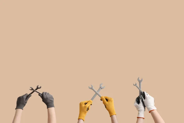Γυναικεία Και Αρσενικά Χέρια Γάντια Που Κρατούν Διαφορετικά Κλειδιά Μπεζ — Φωτογραφία Αρχείου