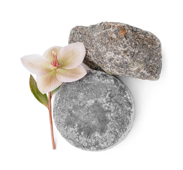 Γκρι Μπαράκι Σαμπουάν Πέτρα Και Λουλούδι Λευκό Φόντο — Φωτογραφία Αρχείου