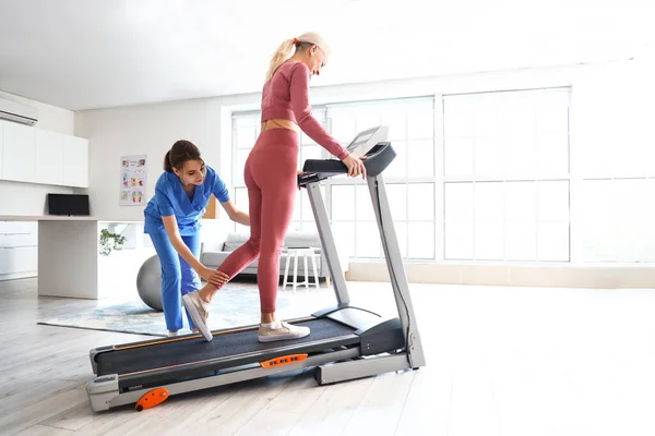 Female Physiotherapist Working Mature Woman Treadmill Rehabilitation Center — Stock Photo, Image