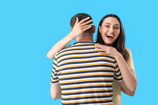 Mutlu Nişanlı Çift Mavi Arka Planda Sarılıyor — Stok fotoğraf